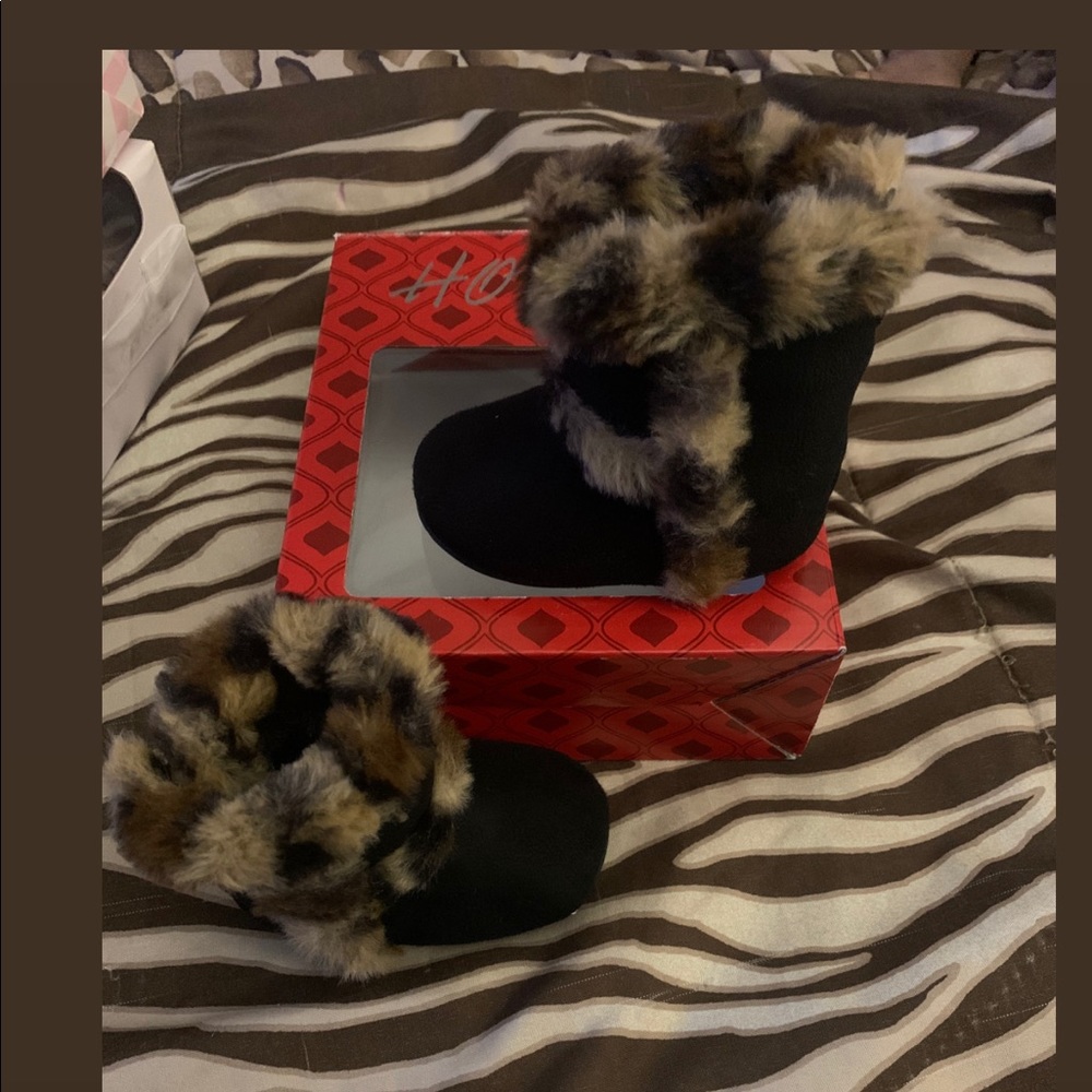 Infant Black and cheetah print boots, Size 1c